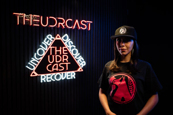 BLACK  BILLWARDLIFE T-SHIRT WITH DARK PINK ICON